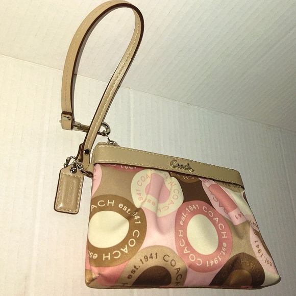 ☆Like New☆Rare COACH Soho Snaphead Pink Sateen Medium Clutch Wristlet ☆ - Picture 3 of 16